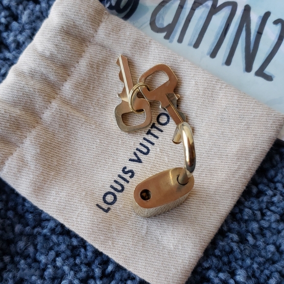 Louis Vuitton Lock & 2 Keys w/ Dustbag -LV Padlock - Picture 4 of 6